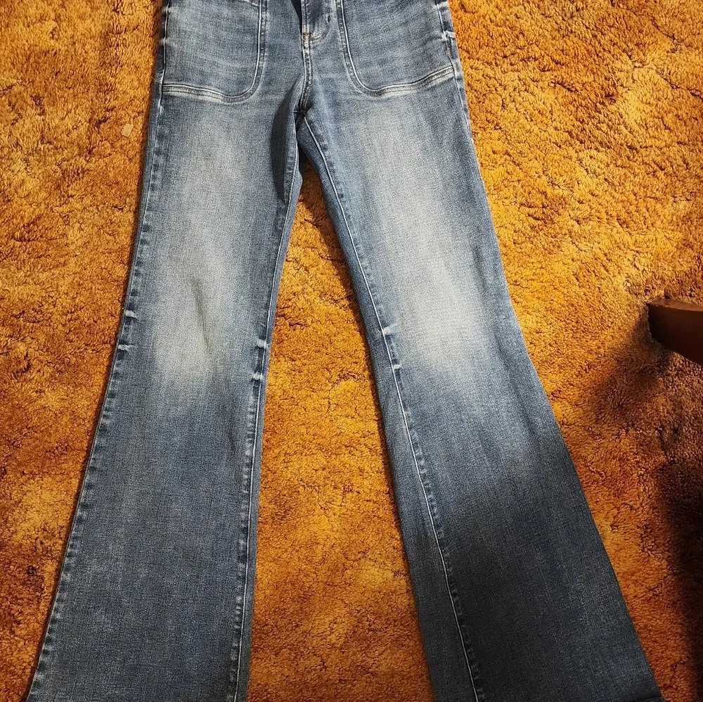 Express Women's Mid Rise Medium Wash FlexX '70s Flare Jeans - Picture 5 of 15